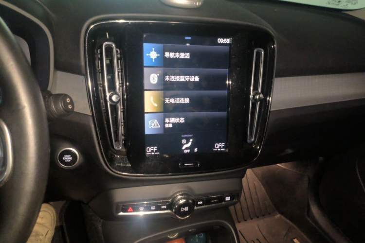 Used Volvo XC40 2021 T4 4x4 SmartDrive Fashion Edition Audio And AC Panel