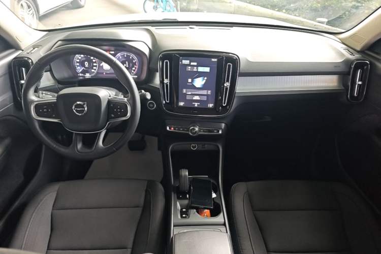 Used Volvo XC40 2021 T4 4x4 SmartDrive Fashion Edition Center Console