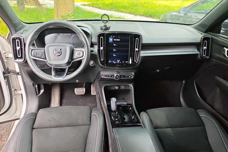 Used Volvo XC40 2021 T4 Four-Wheel Drive Smart & Sporty Edition Center Console
