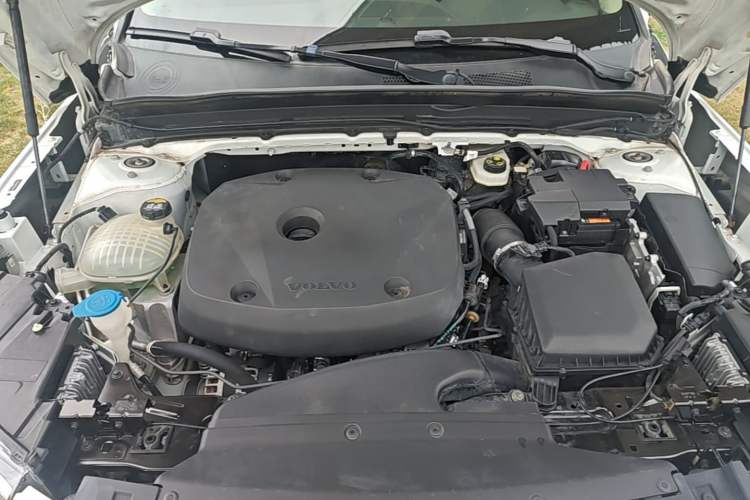 Used Volvo XC40 2021 T4 4x4 SmartDrive Fashion Edition Engine Bay
