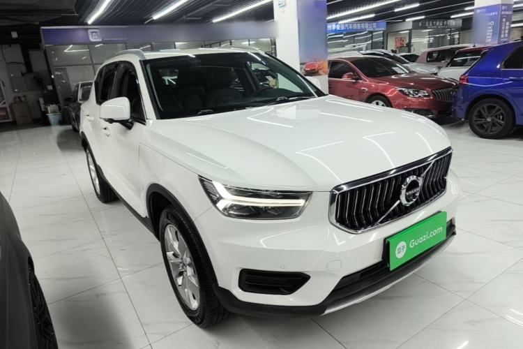 Used Volvo XC40 2021 T4 4x4 SmartDrive Fashion Edition Front Right 45 Deg