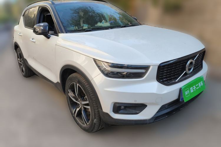 Used Volvo XC40 2021 T4 Four-Wheel Drive Smart & Sporty Edition Front Right 45 Deg
