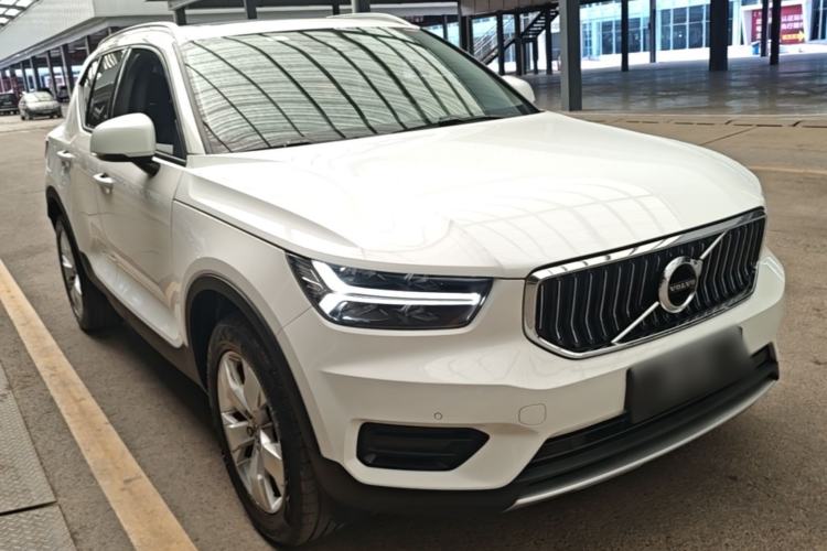 Used Volvo XC40 2021 T4 4x4 SmartDrive Fashion Edition Front Right 45 Deg