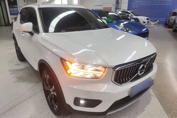 Used Volvo XC40 2021 T4 Four-Wheel Drive Smart Luxury Edition Front Right 45 Deg