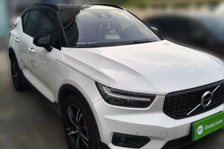 Used Volvo XC40 2021 T4 Four-Wheel Drive Smart & Sporty Edition Front Right 45 Deg