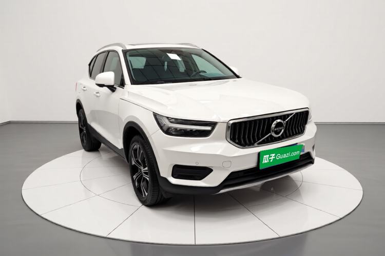 Used Volvo XC40 2021 T4 4x4 SmartDrive Fashion Edition Front Right 45 Deg