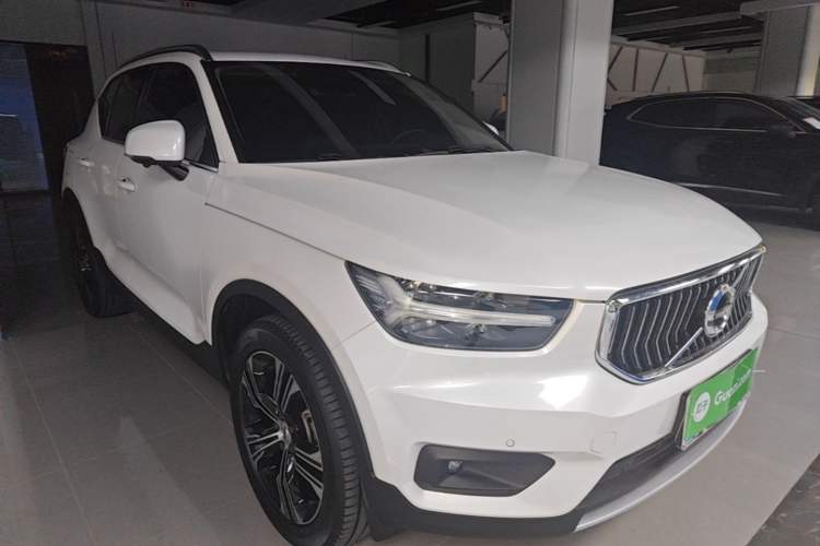 Used Volvo XC40 2021 T4 Four-Wheel Drive Smart Luxury Edition Front Right 45 Deg