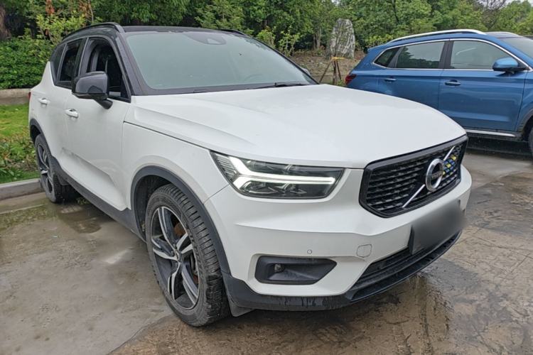 Used Volvo XC40 2021 T4 Four-Wheel Drive Smart & Sporty Edition Front Right 45 Deg