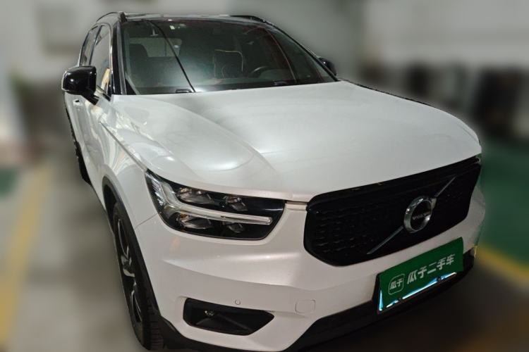 Used Volvo XC40 2021 T4 Four-Wheel Drive Smart & Sporty Edition Front Right 45 Deg