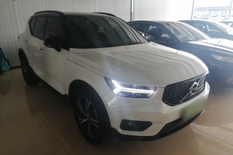 Used Volvo XC40 2021 T4 Four-Wheel Drive Smart & Sporty Edition Front Right 45 Deg