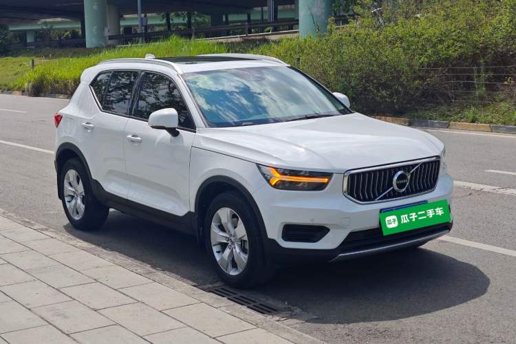 Used Volvo XC40 2021 T4 4x4 SmartDrive Fashion Edition Front Right 45 Deg