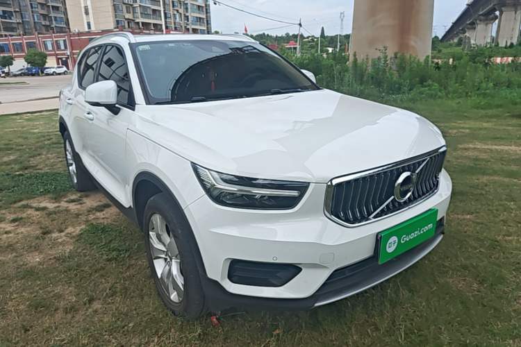 Used Volvo XC40 2021 T4 4x4 SmartDrive Fashion Edition Front Right 45 Deg