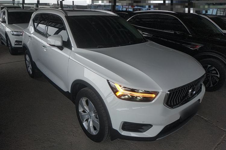 Used Volvo XC40 2021 T4 4x4 SmartDrive Fashion Edition Front Right 45 Deg