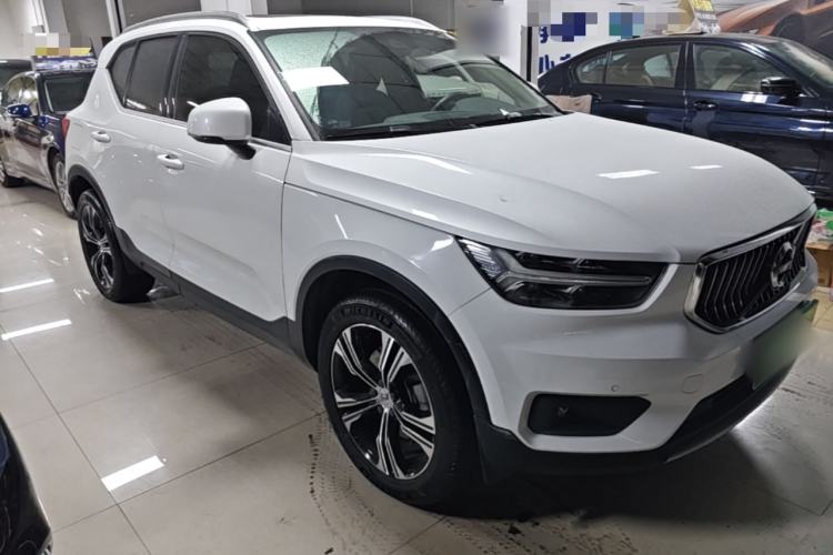 Used Volvo XC40 2021 T4 Four-Wheel Drive Smart Luxury Edition Front Right 45 Deg