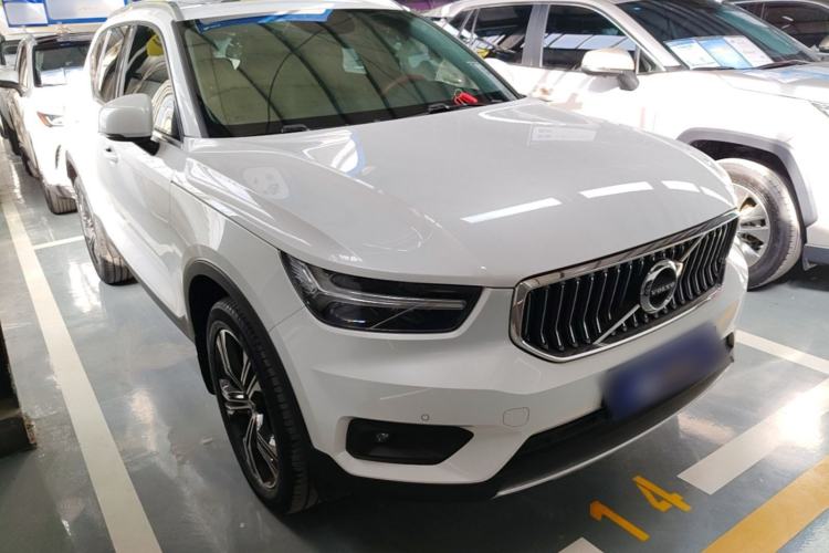 Used Volvo XC40 2021 T4 Four-Wheel Drive Smart Luxury Edition Front Right 45 Deg