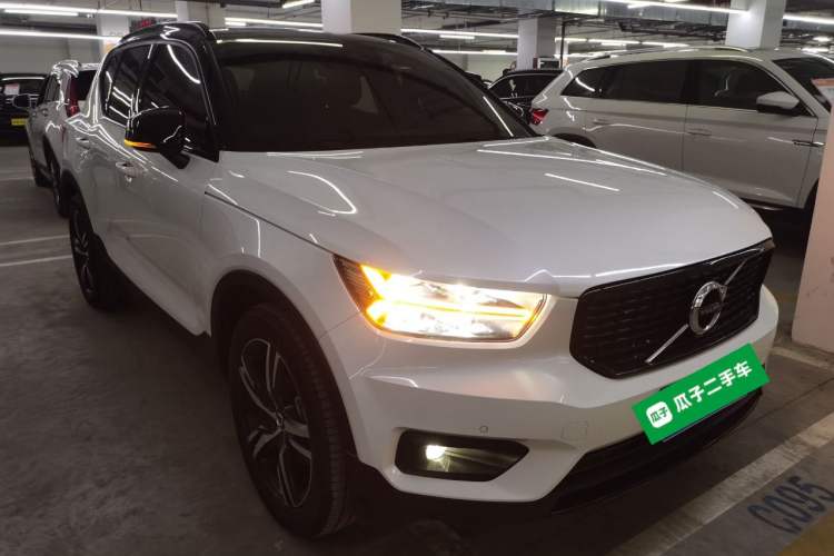 Used Volvo XC40 2021 T4 Four-Wheel Drive Smart & Sporty Edition Front Right 45 Deg
