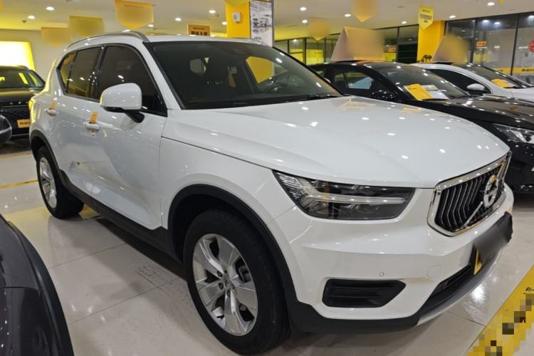 Used Volvo XC40 2021 T4 4x4 SmartDrive Fashion Edition Front Right 45 Deg