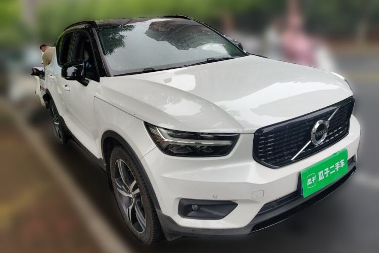 Used Volvo XC40 2021 T4 Four-Wheel Drive Smart & Sporty Edition Front Right 45 Deg