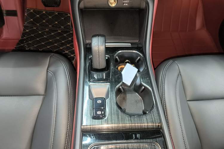 Used Volvo XC40 2021 T4 4x4 SmartDrive Fashion Edition Gear Lever