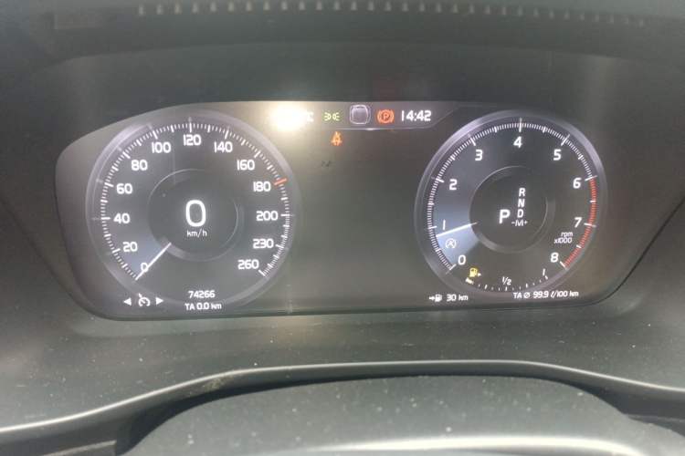Used Volvo XC40 2021 T4 4x4 SmartDrive Fashion Edition Instrument Cluster