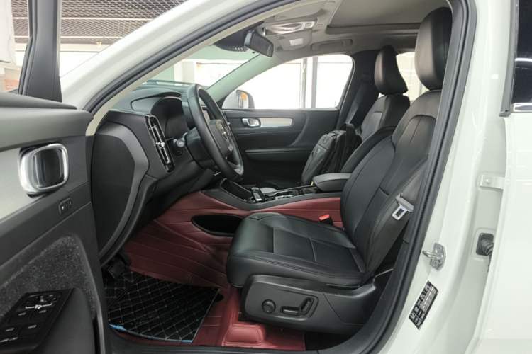 Used Volvo XC40 2021 T4 4x4 SmartDrive Fashion Edition Left Front Seat