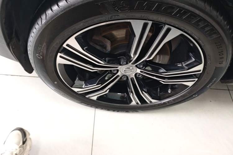 Used Volvo XC40 2021 T4 4x4 SmartDrive Fashion Edition Left Front Wheel Hub