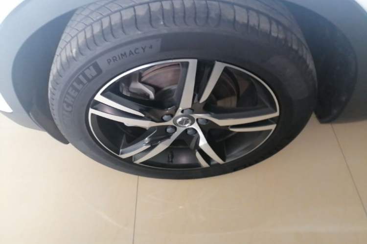 Used Volvo XC40 2021 T4 Four-Wheel Drive Smart & Sporty Edition Left Front Wheel Hub