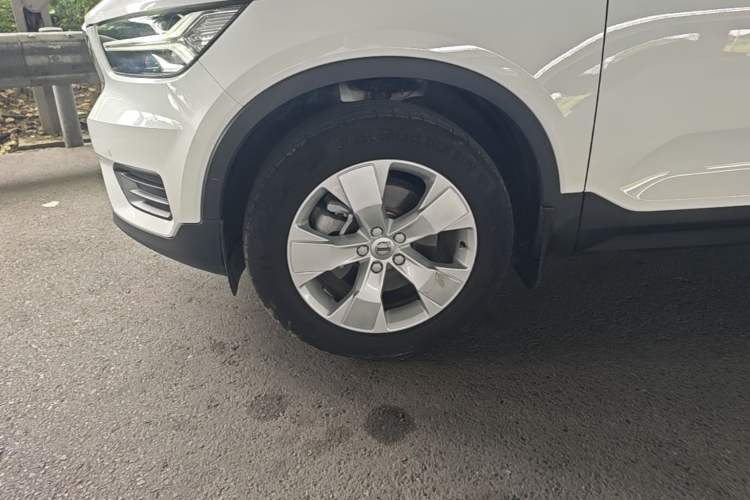 Used Volvo XC40 2021 T4 4x4 SmartDrive Fashion Edition Left Front Wheel Hub