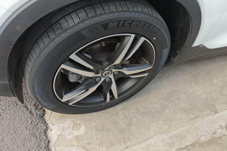 Used Volvo XC40 2021 T4 Four-Wheel Drive Smart & Sporty Edition Left Front Wheel Hub