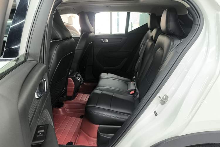 Used Volvo XC40 2021 T4 4x4 SmartDrive Fashion Edition Left Rear Seat