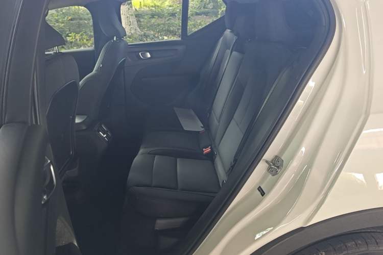 Used Volvo XC40 2021 T4 4x4 SmartDrive Fashion Edition Left Rear Seat