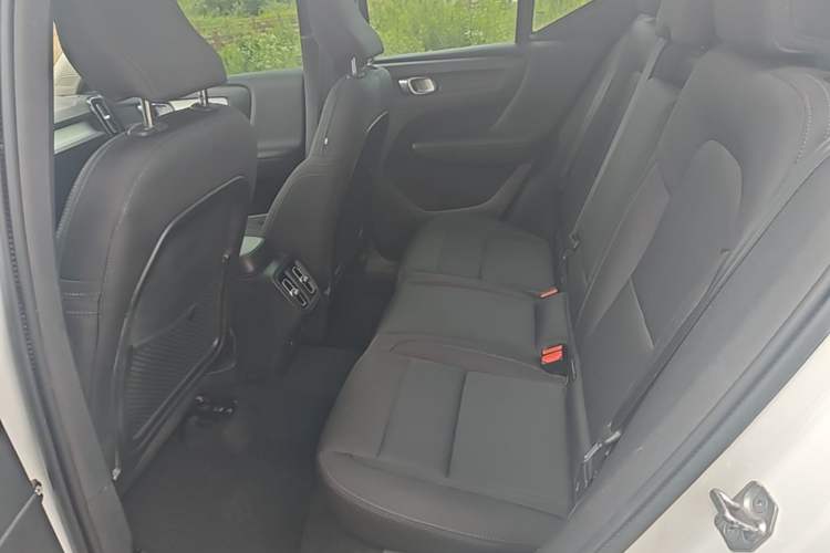 Used Volvo XC40 2021 T4 4x4 SmartDrive Fashion Edition Left Rear Seat