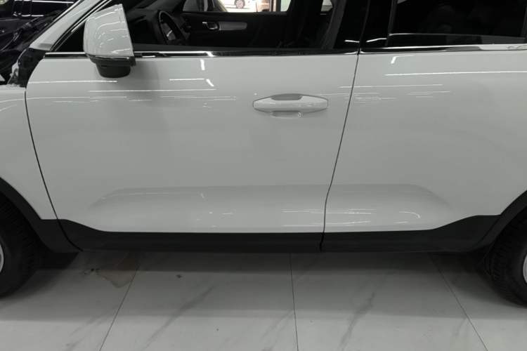 Used Volvo XC40 2021 T4 4x4 SmartDrive Fashion Edition Left Side Sill