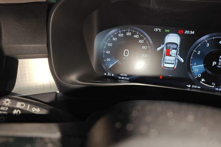 Used Volvo XC40 2021 T4 4x4 SmartDrive Fashion Edition Odometer Close Up