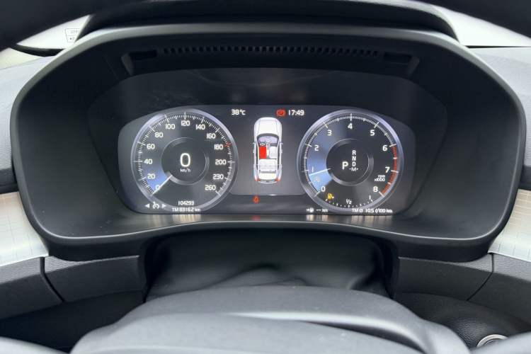 Used Volvo XC40 2021 T4 4x4 SmartDrive Fashion Edition Odometer Close Up