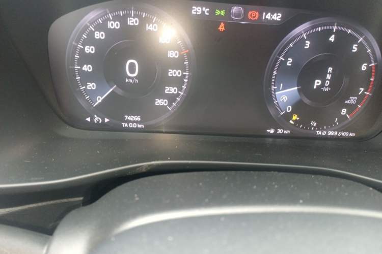 Used Volvo XC40 2021 T4 4x4 SmartDrive Fashion Edition Odometer Close Up