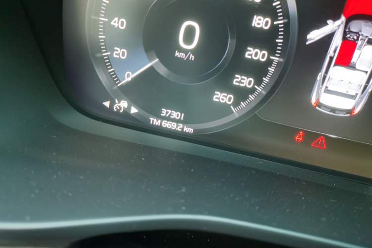 Used Volvo XC40 2021 T4 Four-Wheel Drive Smart Luxury Edition Odometer Close Up