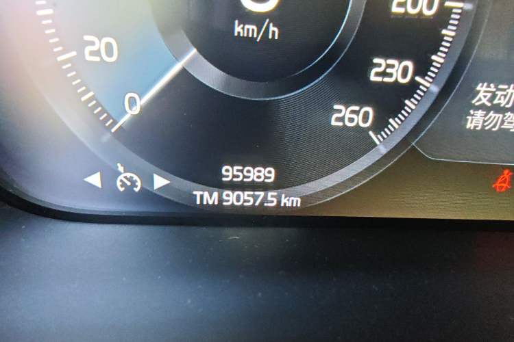Used Volvo XC40 2021 T4 4x4 SmartDrive Fashion Edition Odometer Close Up