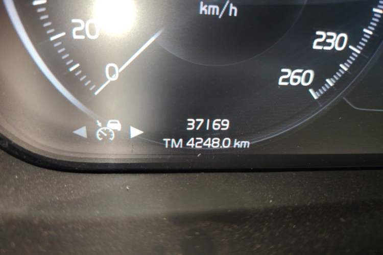 Used Volvo XC40 2021 T4 Four-Wheel Drive Smart Luxury Edition Odometer Close Up