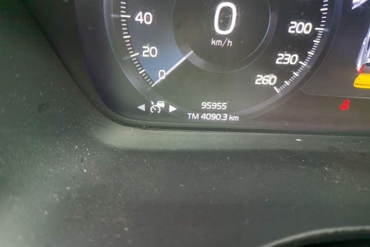 Used Volvo XC40 2021 T4 Four-Wheel Drive Smart & Sporty Edition Odometer Close Up