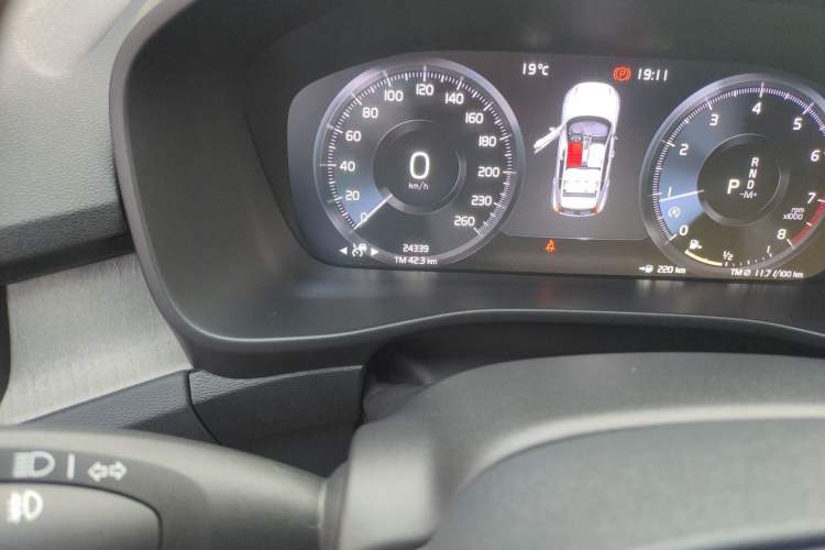 Used Volvo XC40 2021 T4 Four-Wheel Drive Smart Luxury Edition Odometer Close Up