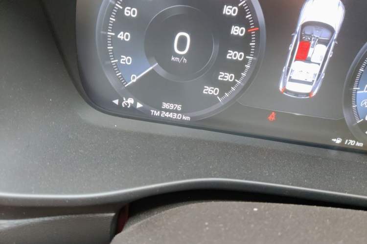 Used Volvo XC40 2021 T4 Four-Wheel Drive Smart Luxury Edition Odometer Close Up