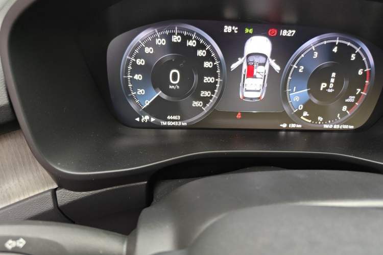 Used Volvo XC40 2021 T4 Four-Wheel Drive Smart Luxury Edition Odometer Close Up