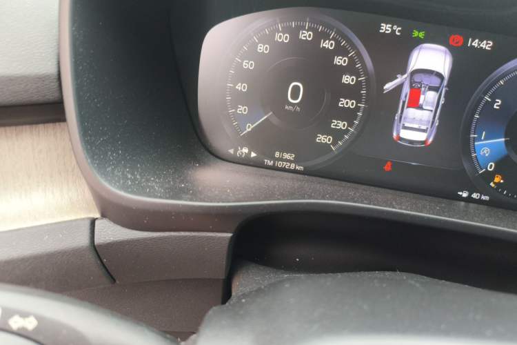 Used Volvo XC40 2021 T4 Four-Wheel Drive Smart Luxury Edition Odometer Close Up