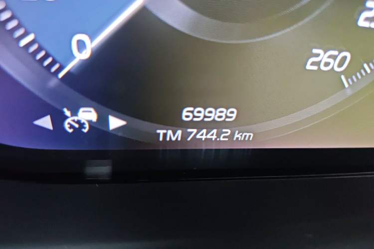 Used Volvo XC40 2021 T4 Four-Wheel Drive Smart & Sporty Edition Odometer Close Up