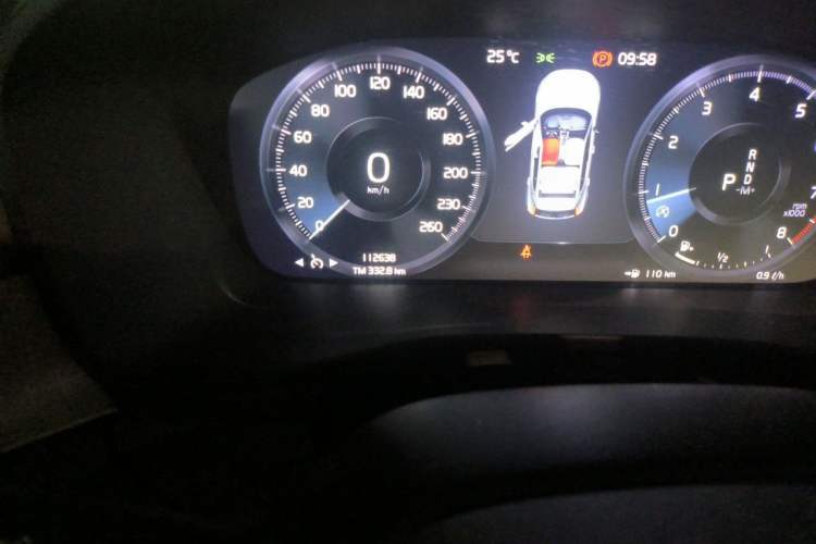 Used Volvo XC40 2021 T4 4x4 SmartDrive Fashion Edition Odometer Close Up