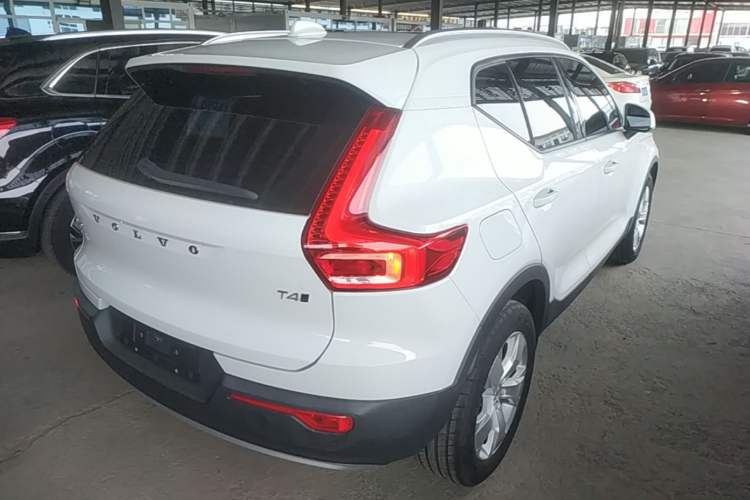 Used Volvo XC40 2021 T4 4x4 SmartDrive Fashion Edition Rear Right 45 Deg