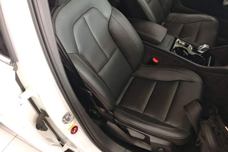 Used Volvo XC40 2021 T4 4x4 SmartDrive Fashion Edition Right Front Seat