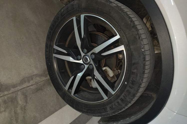 Used Volvo XC40 2021 T4 Four-Wheel Drive Smart & Sporty Edition Right Front Wheel Hub