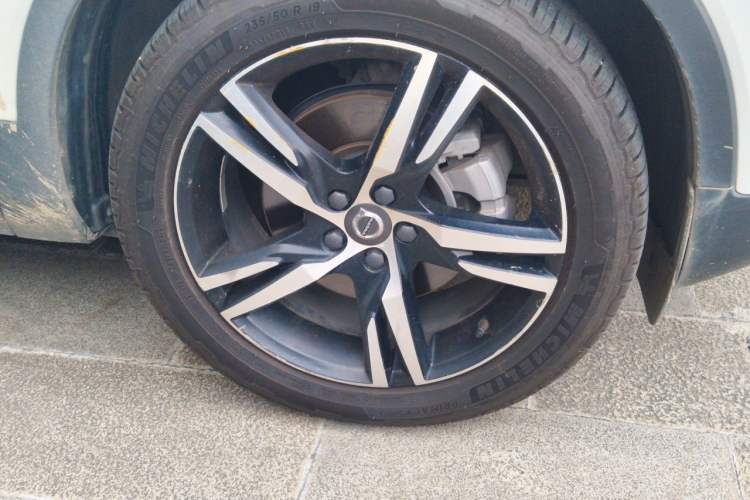 Used Volvo XC40 2021 T4 Four-Wheel Drive Smart & Sporty Edition Right Front Wheel Hub